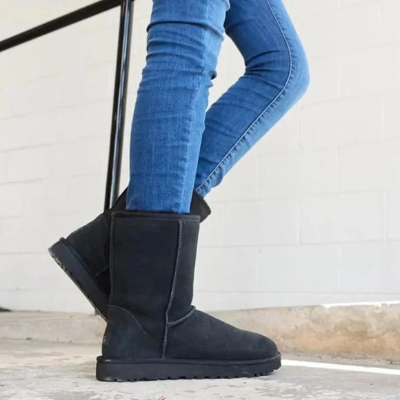 Ugg Classic Short Boot Black - Picture 1 of 8
